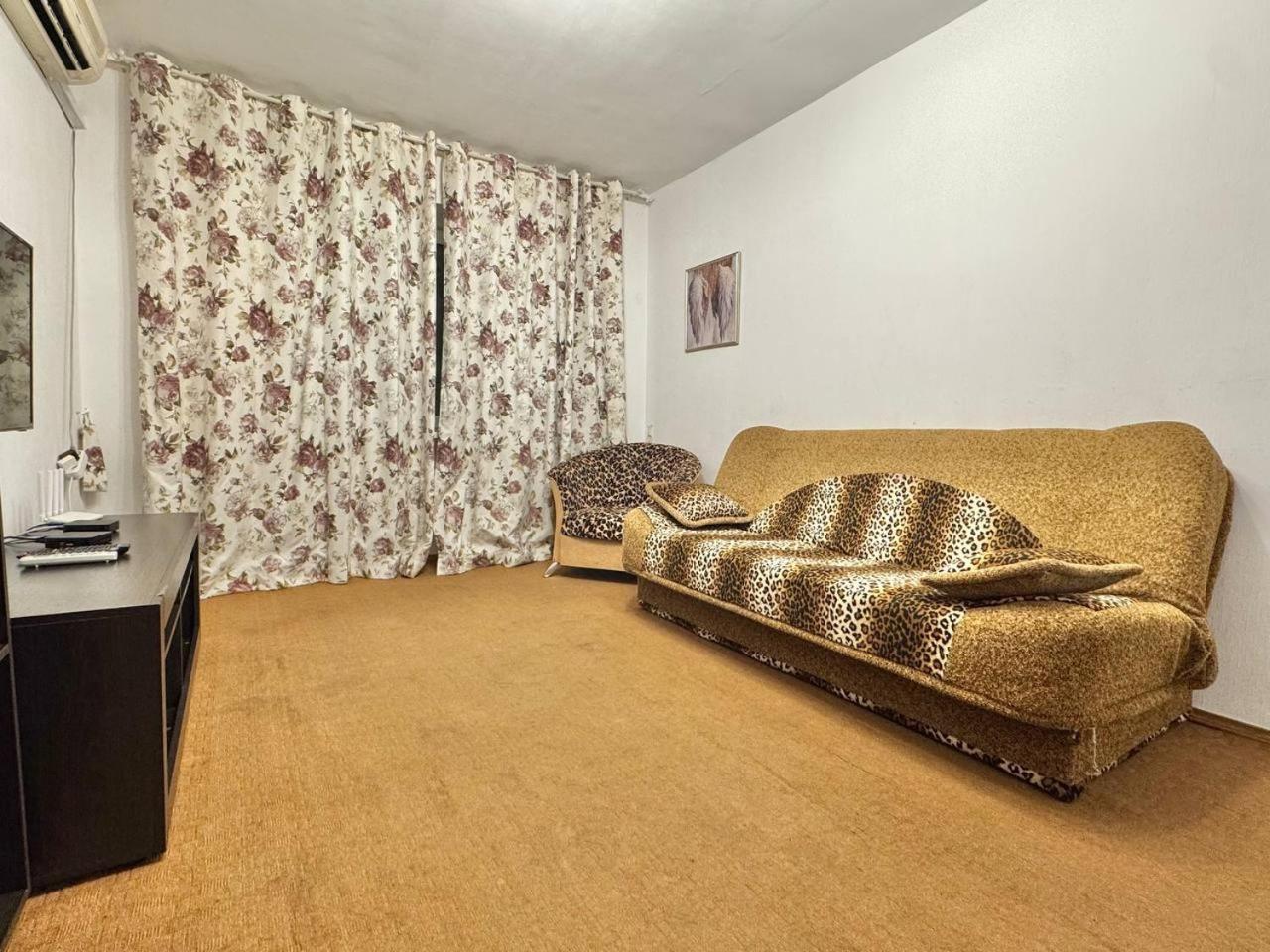 Апартаменти З 2-Ма Кімнатами В 5 Хвилинах Від М. Печерська Kiev Extérieur photo